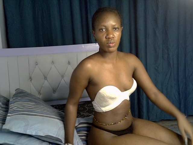 Prettyluxe live cam on BongaCams