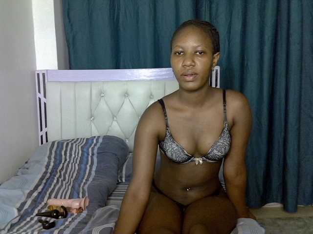 Prettyluxe live cam on BongaCams