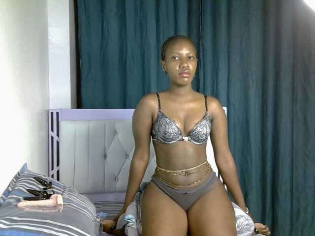 Prettyluxe live cam on BongaCams