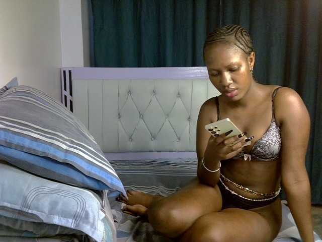 Prettyluxe live cam on BongaCams