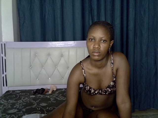 Prettyluxe live cam on BongaCams