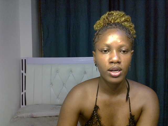 Prettyluxe live cam on BongaCams