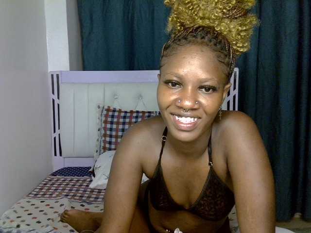 Prettyluxe live cam on BongaCams