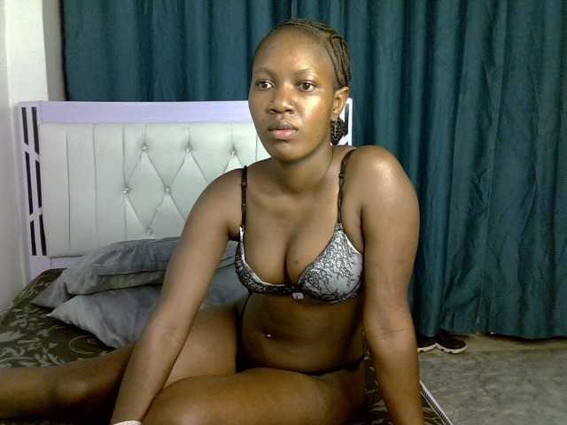 Prettyluxe live cam on BongaCams