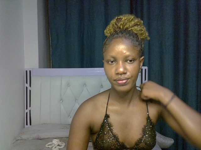 Prettyluxe live cam on BongaCams