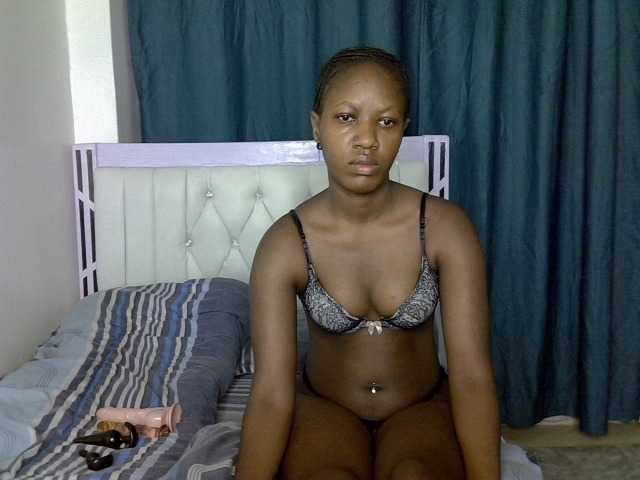 Prettyluxe live cam on BongaCams