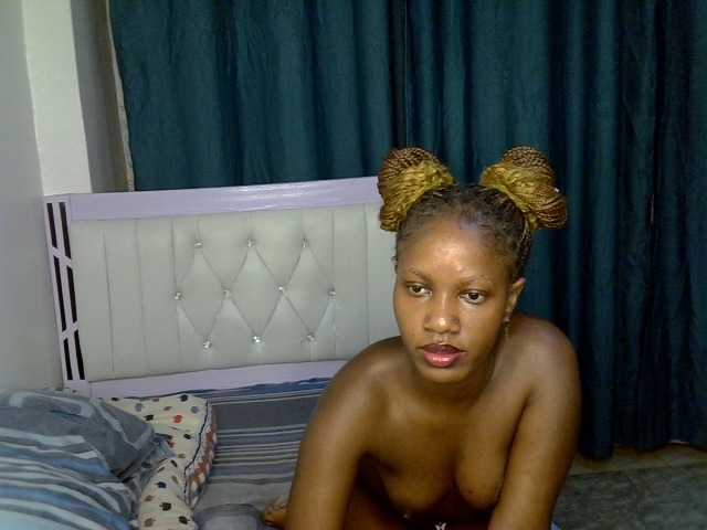 Prettyluxe live cam on BongaCams