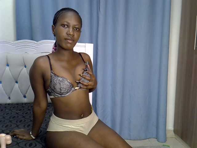 Prettyluxe live cam on BongaCams
