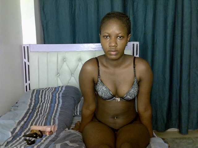 Prettyluxe live cam on BongaCams