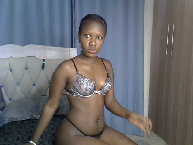 Prettyluxe live cam on BongaCams