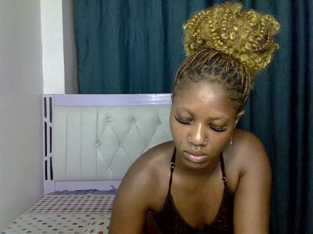 Prettyluxe live cam on BongaCams