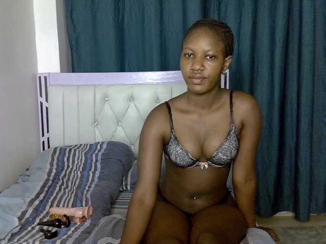 Prettyluxe live cam on BongaCams