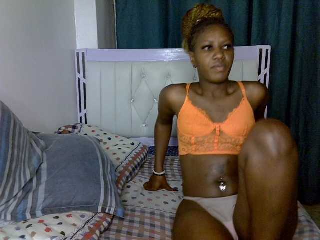 Prettyluxe live cam on BongaCams