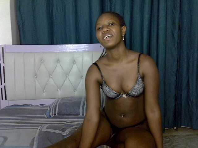 Prettyluxe live cam on BongaCams
