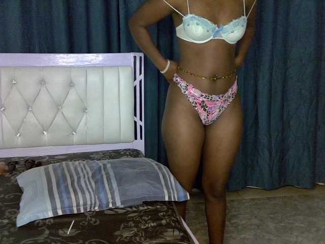Prettyluxe live cam on BongaCams