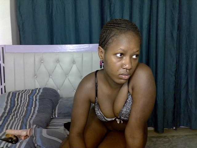 Prettyluxe live cam on BongaCams