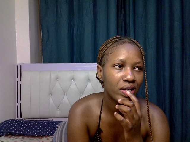 Prettyluxe live cam on BongaCams