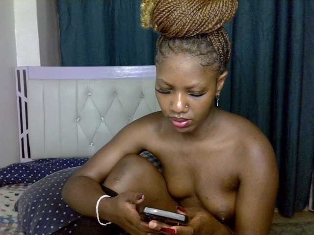 Prettyluxe live cam on BongaCams