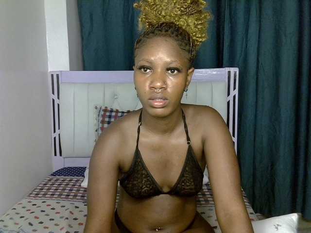 Prettyluxe live cam on BongaCams
