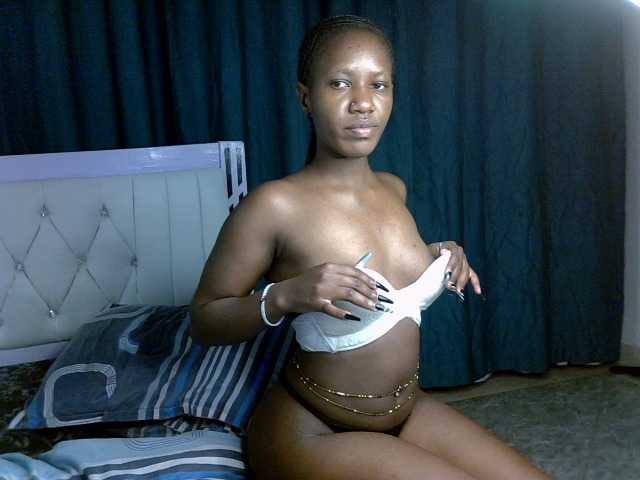 Prettyluxe live cam on BongaCams