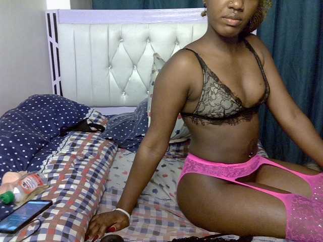Prettyluxe live cam on BongaCams