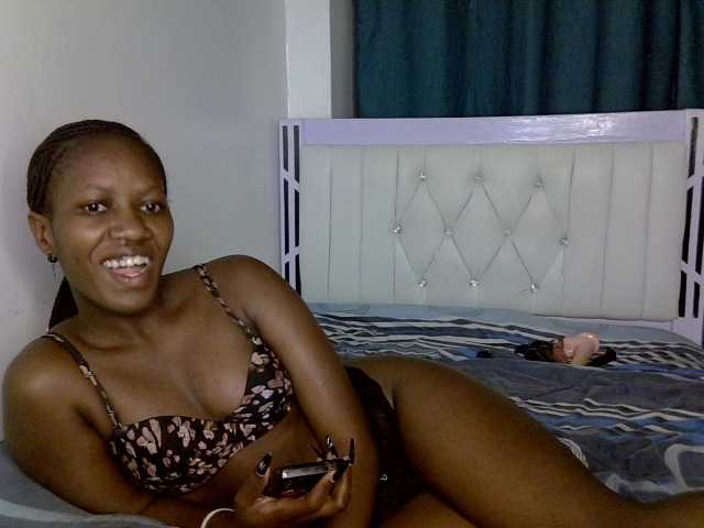 Prettyluxe live cam on BongaCams