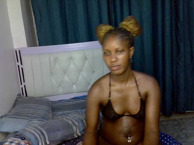 Prettyluxe live cam on BongaCams