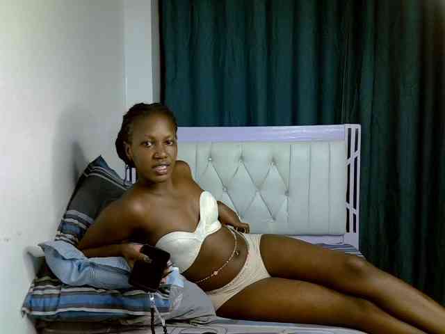 Prettyluxe Live Webcam on BongaCams