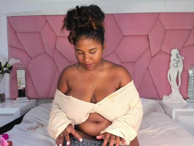 LaylaRhodes live cam on BongaCams