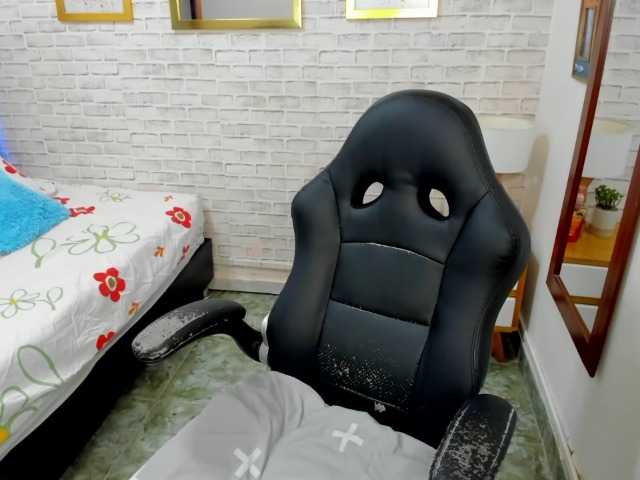 nikki-nikoll live webcam show