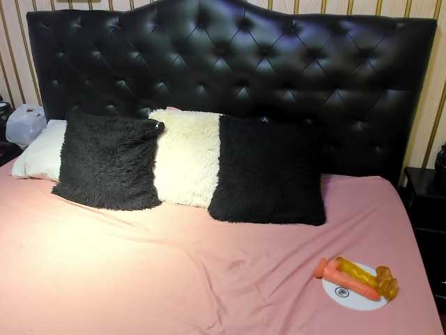 nikki-nikoll live cam on BongaCams