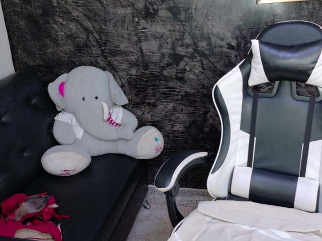 nikki-nikoll live cam