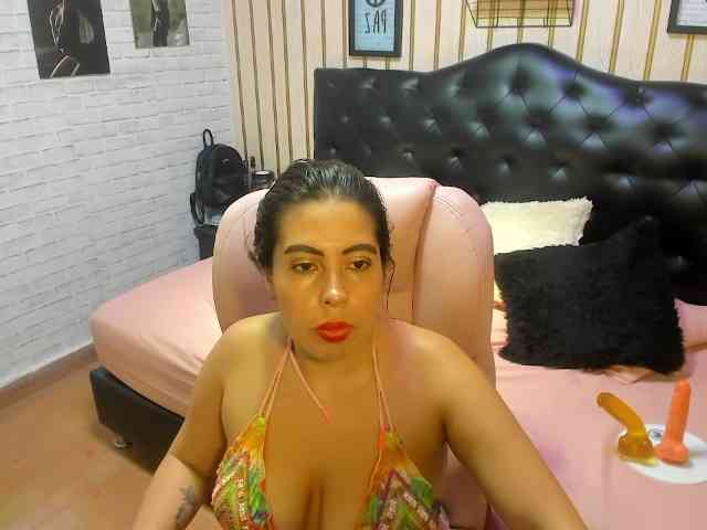 nikki-nikoll webcam