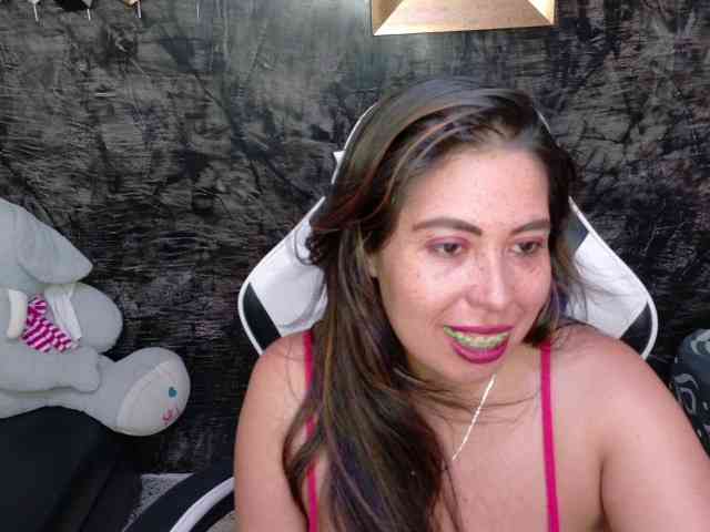 nikki-nikoll