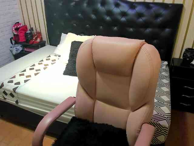 nikki-nikoll webcam