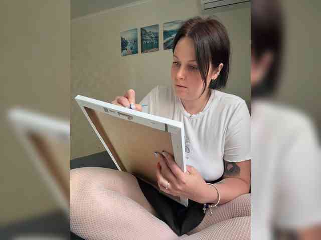 MissFrenchi webcam