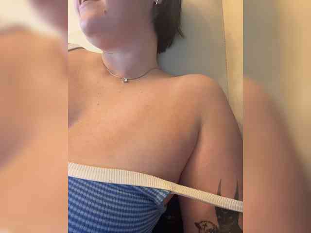 MissFrenchi webcam