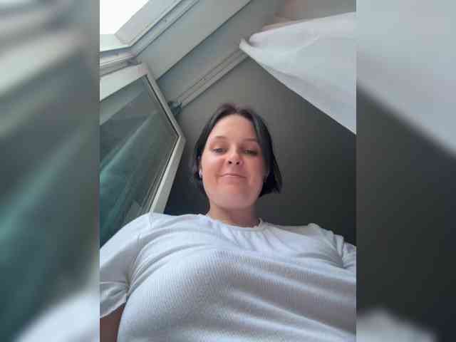 MissFrenchi webcam