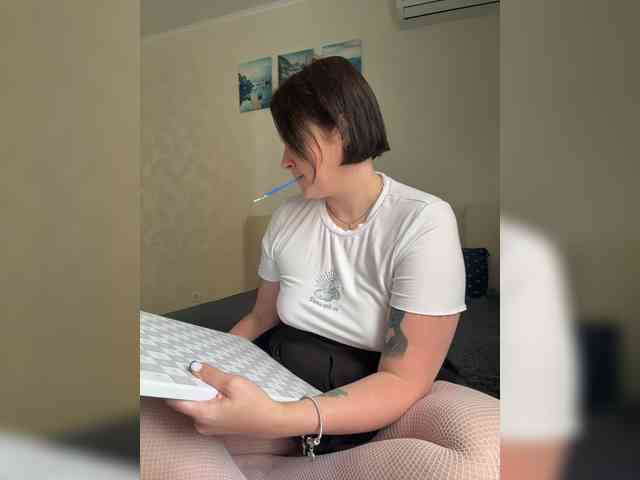 MissFrenchi webcam