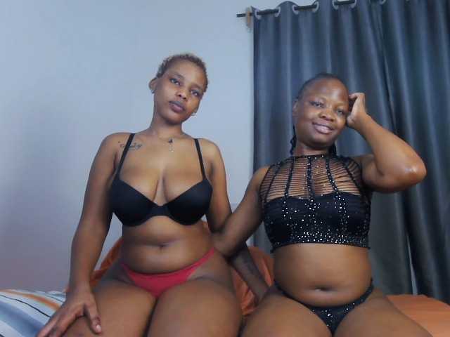 Queenbees live cam on BongaCams