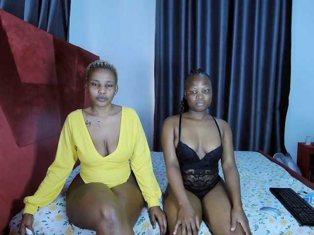 Queenbees live cam on BongaCams