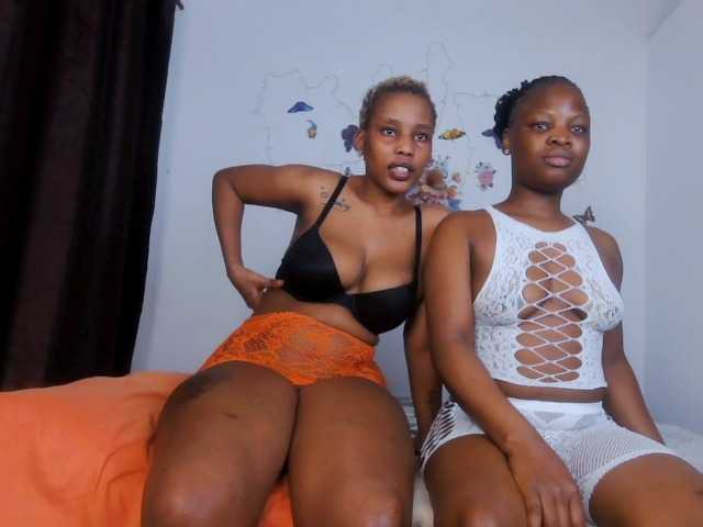 Queenbees live cam on BongaCams