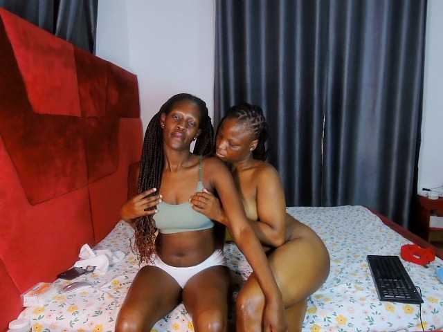 Queenbees live cam on BongaCams