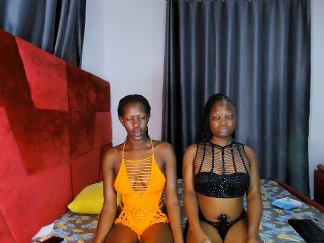 Queenbees live cam on BongaCams