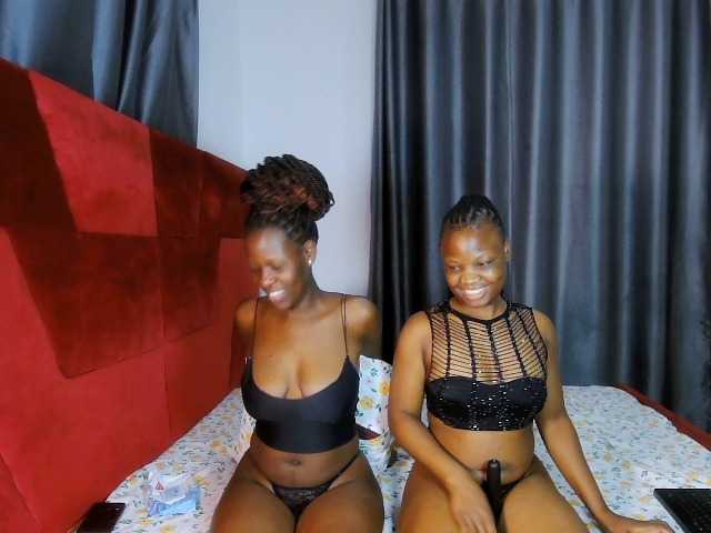 Queenbees live cam on BongaCams