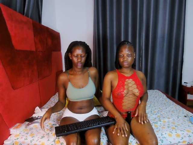 Queenbees live cam on BongaCams