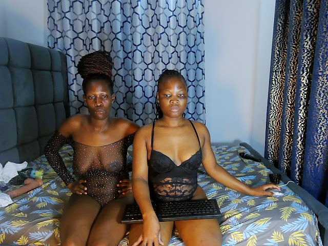 Queenbees live cam on BongaCams