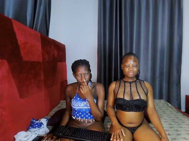 Queenbees live cam on BongaCams