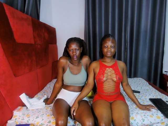 Queenbees live cam on BongaCams