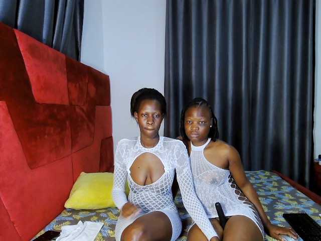Queenbees live cam on BongaCams